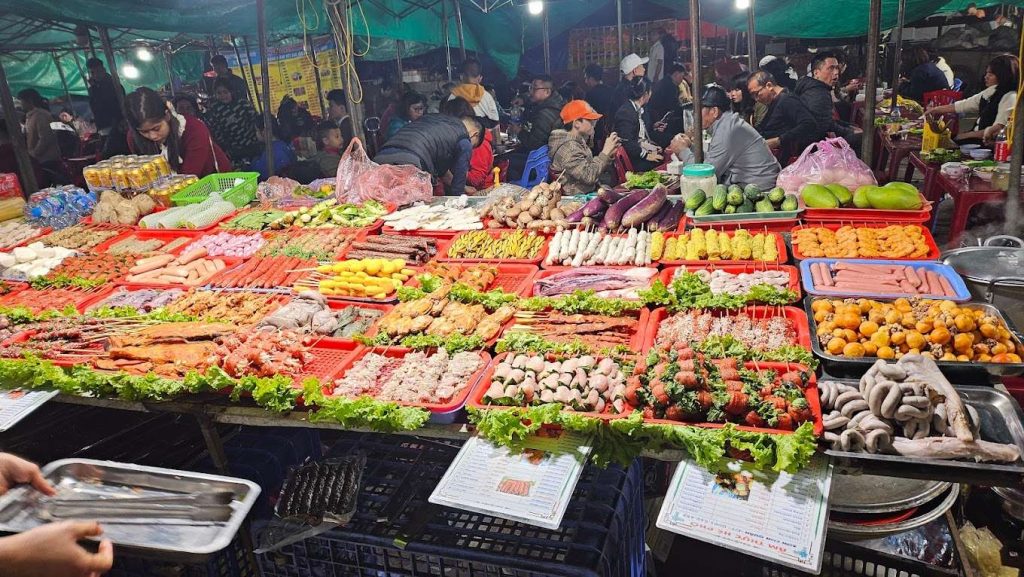 khong khi nhon nhip tai cho dem sa pa