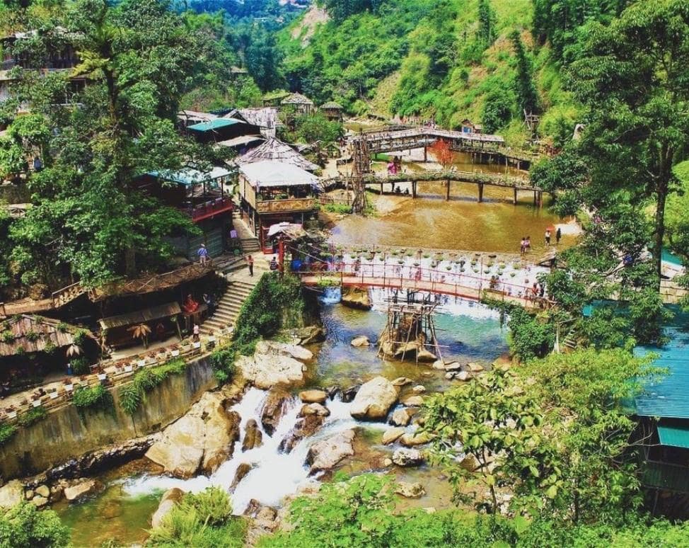 Du khách check-in Sapa tại Bản Cát Cát